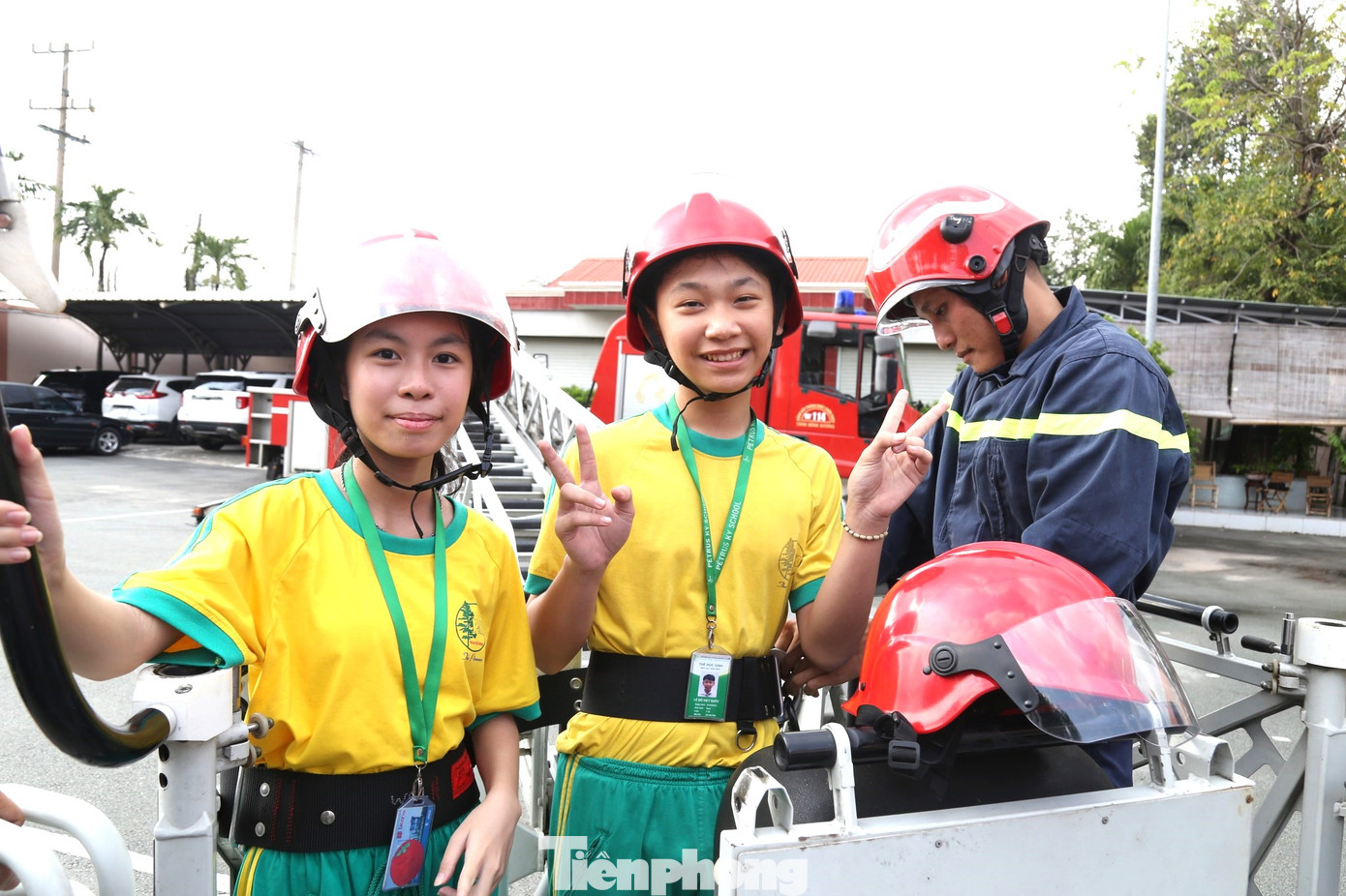 Các em học sinh thực hành các kỹ năng thoát nạn, thoát hiểm khi có sự cố cháy xảy ra như: Di chuyển thoát nạn trong môi trường có khí độc; các động tác di chuyển người bị nạn cơ bản nhất, cách bảo vệ người và đường hô hấp trong quá trình thoát nạn.