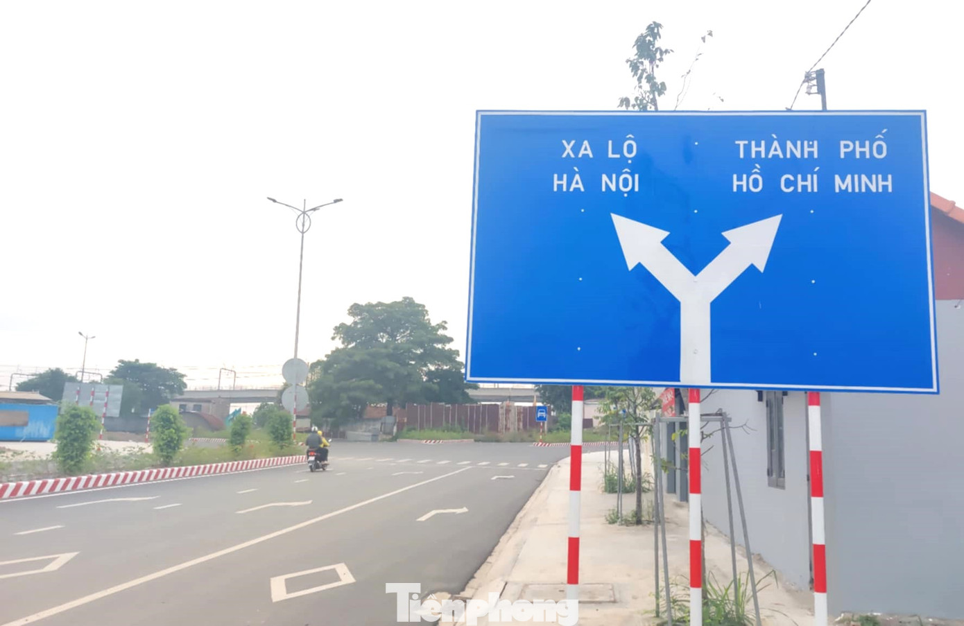 Cơ quan chức năng đang khẩn trương thực hiện điểm cuối, đoạn đấu nối giữa đường Trục chính Đông - Tây với quốc lộ 1A, dự kiến thông xe trong năm nay.