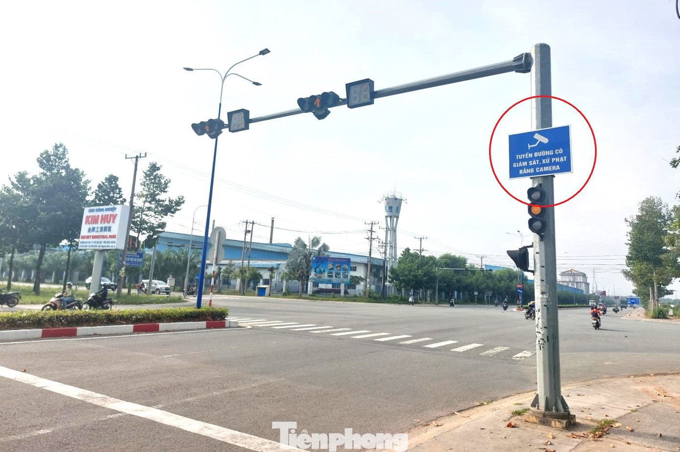 Ngày 20/11, ghi nhận của phóng viên báo Tiền Phong, tuyến đường Điện Biên Phủ đoạn qua phường Phú Tân (TP.Thủ Dầu Một, tỉnh Bình Dương) với 6 làn xe, có dải phân cách cứng ở giữa song không còn vạch kẻ ngăn từng làn. Ngày 20/11, ghi nhận của phóng viên báo Tiền Phong, tuyến đường Điện Biên Phủ đoạn qua phường Phú Tân (TP.Thủ Dầu Một, tỉnh Bình Dương) với 6 làn xe, có dải phân cách cứng ở giữa song không còn vạch kẻ ngăn từng làn.