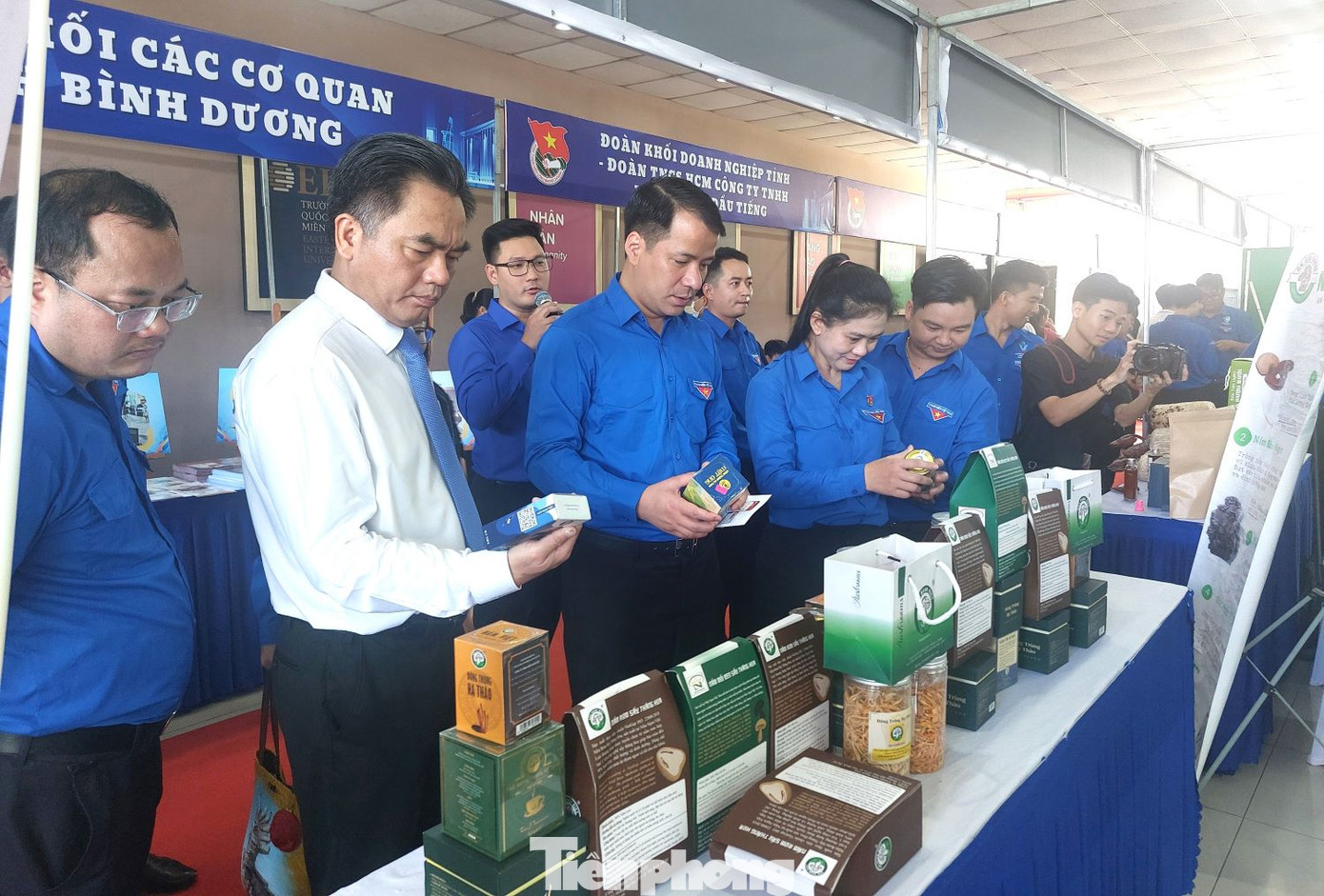 Lãnh đạo Trung ương Đoàn và tỉnh Bình Dương tham quan gian hàng trưng bày sản phẩm của các bạn trẻ.