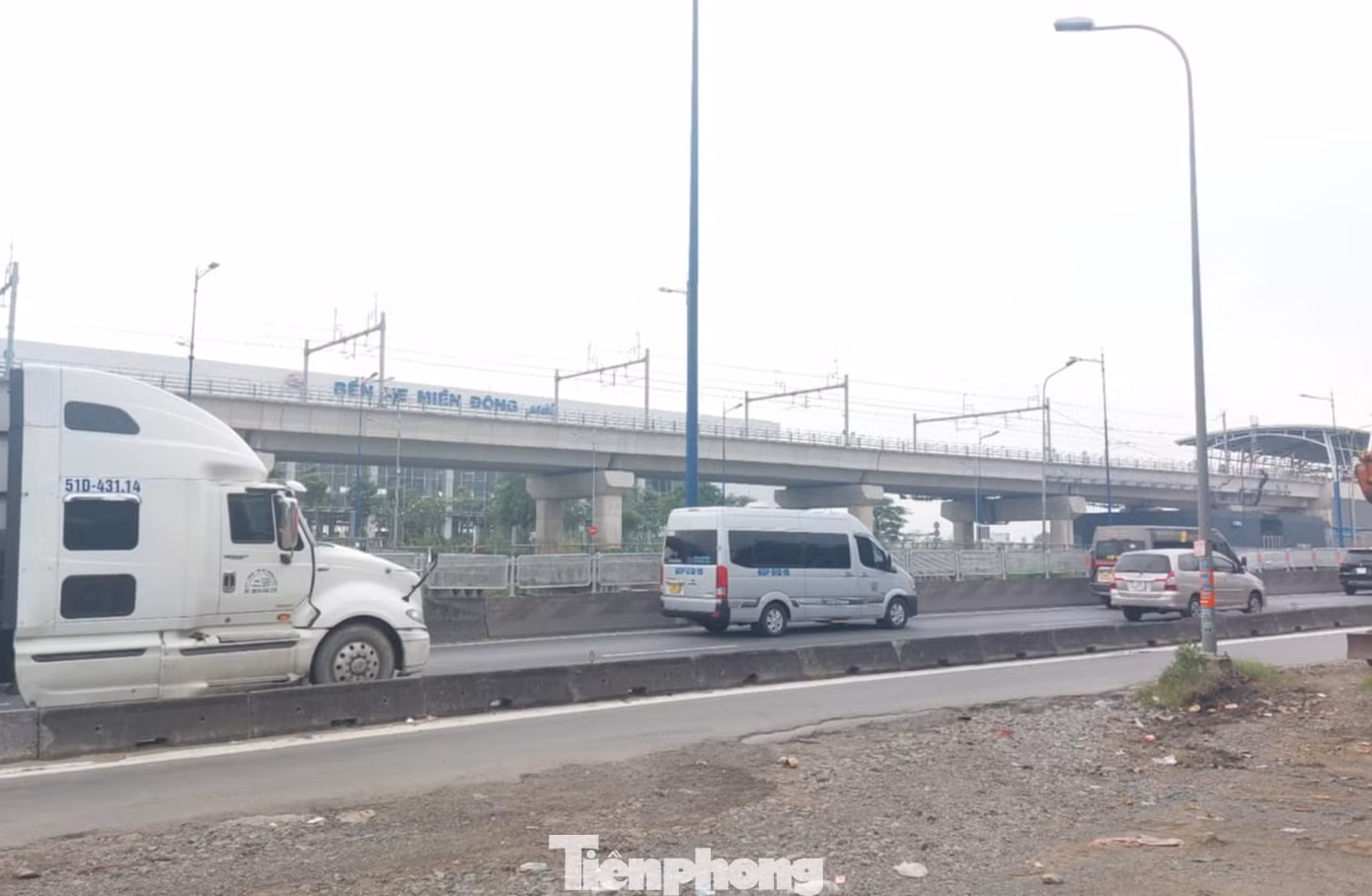 Điểm đấu nối Trục chính Đông - Tây với Bến xe Miền Đông mới chưa hoàn thiện. Điểm đấu nối Trục chính Đông - Tây với Bến xe Miền Đông mới chưa hoàn thiện.
