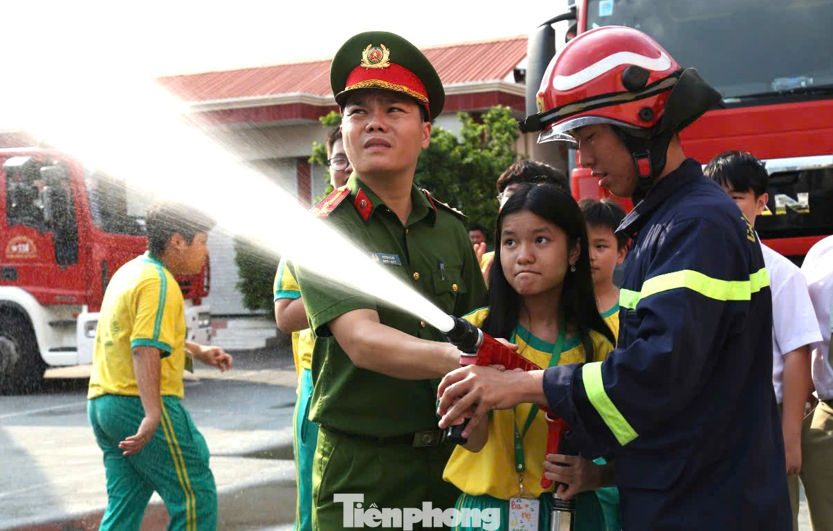Ngày 17/11, anh Đậu Văn Huấn, Bí thư Đoàn Thanh niên Phòng Cảnh sát phòng cháy chữa cháy và cứu nạn cứu hộ Công an tỉnh Bình Dương cho biết, đơn vị phối hợp cùng Hội Phụ nữ, công đoàn tổ chức chương trình trải nghiệm thực tế cho các em học sinh trên địa bàn tỉnh.