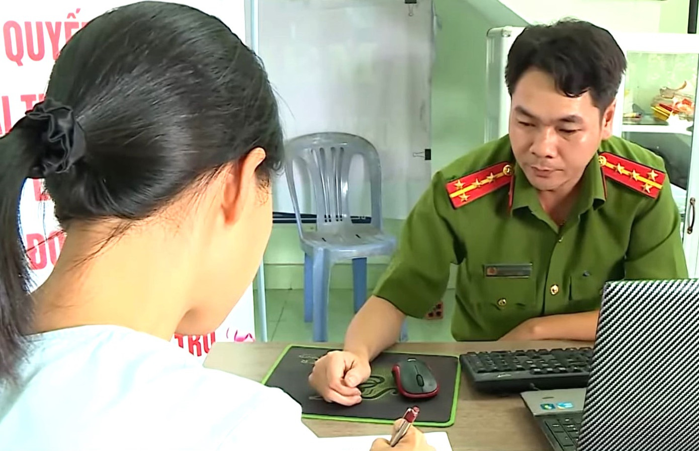 Công an phường Phú Mỹ (TP. Thủ Dầu Một) hướng dẫn người dân giải quyết thủ tục hành chính trực tuyến Công an phường Phú Mỹ (TP. Thủ Dầu Một) hướng dẫn người dân giải quyết thủ tục hành chính trực tuyến