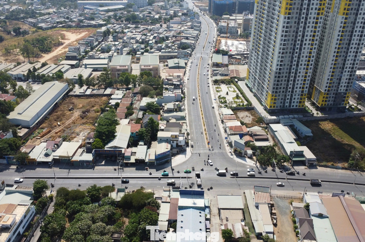 Đường Trục chính Đông - Tây tiền thân là đường Thống Nhất, được mở rộng từ 12m lên đến tận 32m với 6 làn xe.