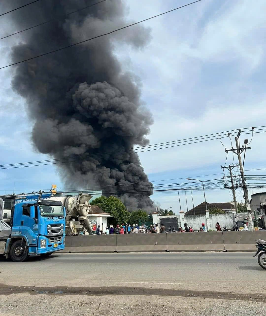 Cột khói cao hàng chục mét Cột khói cao hàng chục mét