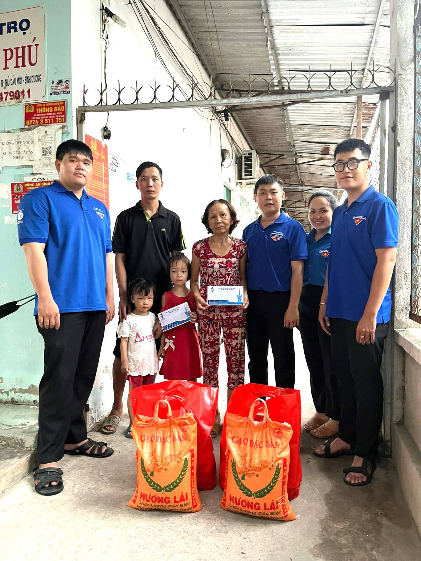 Đoàn viên thanh niên tặng quà, nhu yếu phẩm cho công nhân lao động ở trọ trên địa bàn TP Thủ Dầu Một Đoàn viên thanh niên tặng quà, nhu yếu phẩm cho công nhân lao động ở trọ trên địa bàn TP Thủ Dầu Một