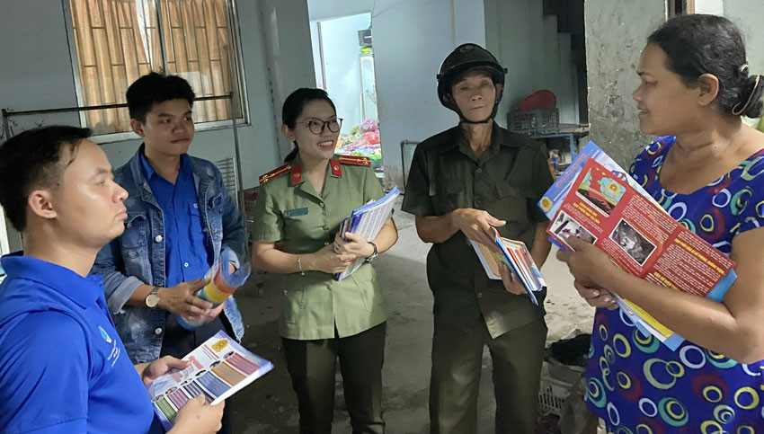 Công an Bình Dương đến từng nhà trọ tuyên truyền người dân tránh xa "tín dụng đen" Công an Bình Dương đến từng nhà trọ tuyên truyền người dân tránh xa "tín dụng đen"