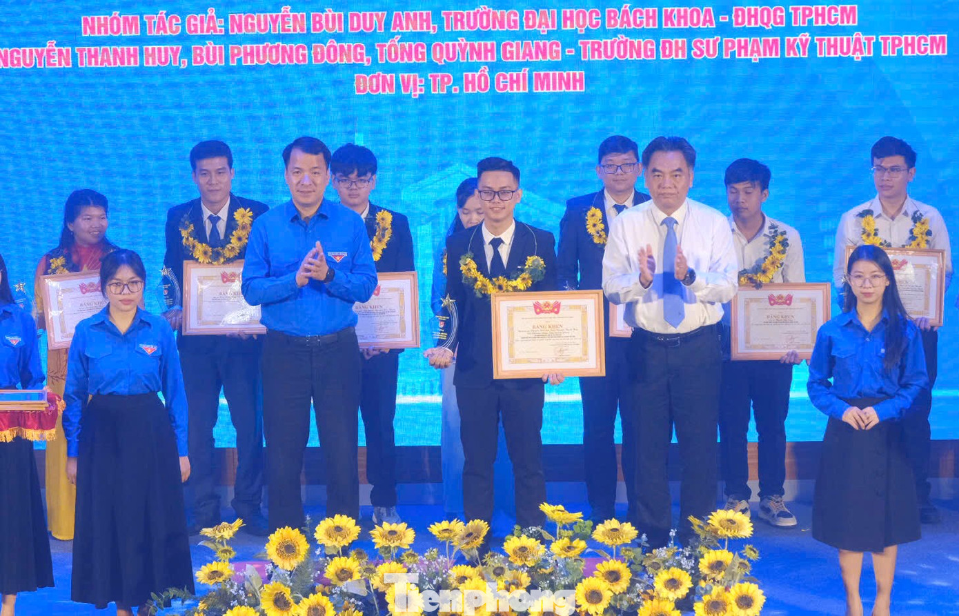 Anh Ngô Văn Cương - Bí thư Trung ương Đoàn và ông Nguyễn Lộc Hà - Phó Chủ tịch UBND tỉnh Bình Dương tuyên dương tác giả công trình, giải pháp, sản phẩm sáng tạo, sáng kiến tiêu biểu năm 2024.