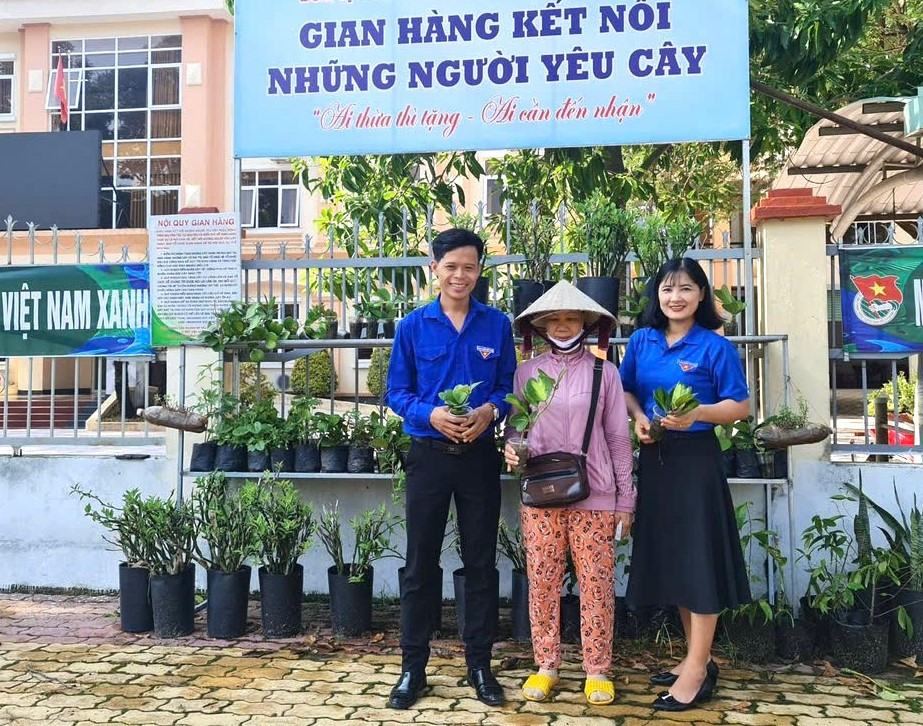 Vườn hoa của Phúc hiện có khoảng 130.000 cây giống và 25.000 chậu thành phẩm, phục vụ cả khách sỉ và lẻ trong nước. Những năm gần đây, vườn mang đến cho anh lợi nhuận 250-300 triệu đồng/năm sau khi trừ chi phí. Phúc cho biết, khách hàng hiện nay trải dài khắp cả nước và anh đang nghiên cứu thị trường quốc tế, đặc biệt là Úc, châu Âu và châu Mỹ. Vườn hoa của Phúc hiện có khoảng 130.000 cây giống và 25.000 chậu thành phẩm, phục vụ cả khách sỉ và lẻ trong nước. Những năm gần đây, vườn mang đến cho anh lợi nhuận 250-300 triệu đồng/năm sau khi trừ chi phí. Phúc cho biết, khách hàng hiện nay trải dài khắp cả nước và anh đang nghiên cứu thị trường quốc tế, đặc biệt là Úc, châu Âu và châu Mỹ.