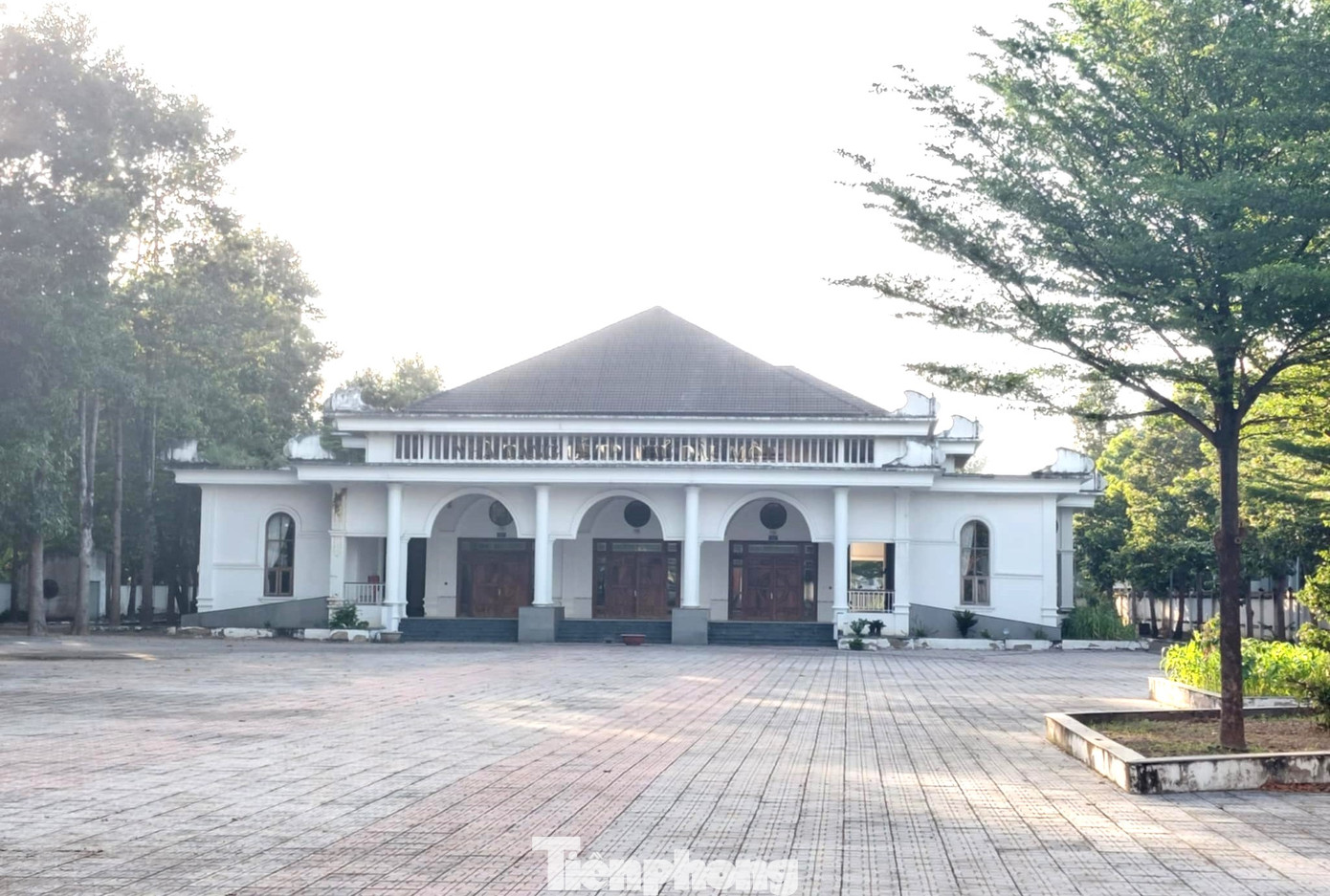 Nhà tang lễ TP. Thủ Dầu Một nằm gần đoạn đầu của đường Hùng Vương thuộc khu phố 5 (phường Phú Mỹ, TP. Thủ Dầu Một), đây là vị trí thuận lợi, đảm bảo an toàn giao thông. Tuy nhiên, do người dân không có nhu cầu sử dụng dịch vụ nên chưa có tang lễ nào tổ chức tại đây kể từ khi hoàn thành. Nhà tang lễ TP. Thủ Dầu Một nằm gần đoạn đầu của đường Hùng Vương thuộc khu phố 5 (phường Phú Mỹ, TP. Thủ Dầu Một), đây là vị trí thuận lợi, đảm bảo an toàn giao thông. Tuy nhiên, do người dân không có nhu cầu sử dụng dịch vụ nên chưa có tang lễ nào tổ chức tại đây kể từ khi hoàn thành.