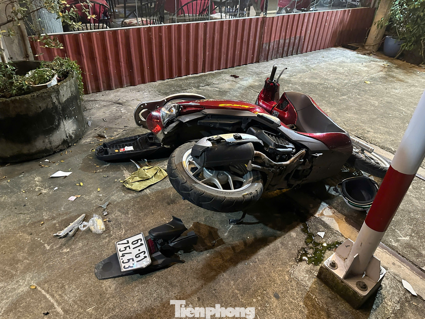 Chiếc xe máy bị tông văng lên vỉa hè