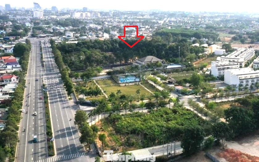 Công trình nằm ở vị trí đầu đường Hùng Vương, thuận lợi về địa lý và đảm bảo an toàn giao thông. Công trình nằm ở vị trí đầu đường Hùng Vương, thuận lợi về địa lý và đảm bảo an toàn giao thông.