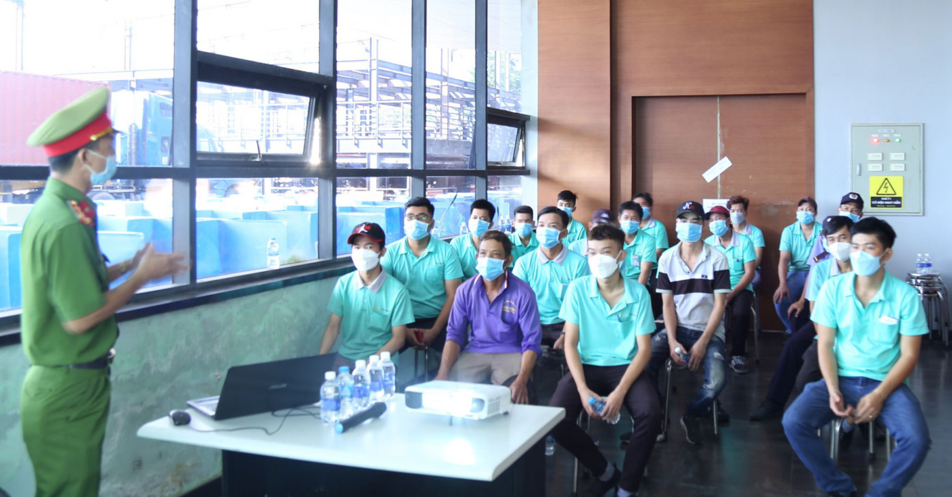 Công an Bình Dương hướng dẫn người lao động sử dụng app báo cháy Công an Bình Dương hướng dẫn người lao động sử dụng app báo cháy