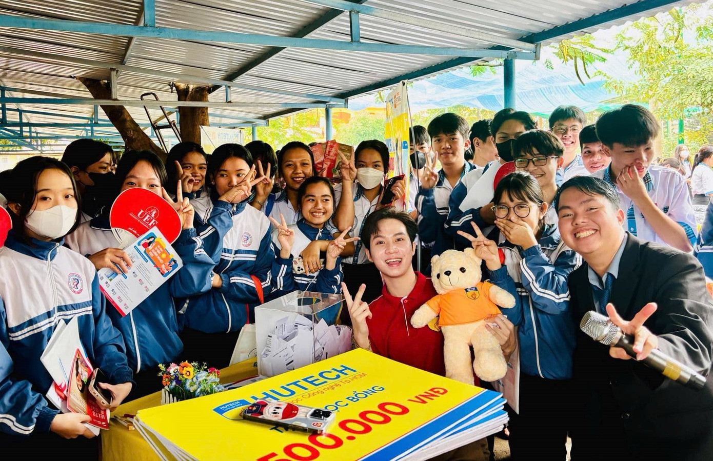 Học sinh tại tỉnh Đắk Lắk hào hứng khi được tham gia chương trình tư vấn hướng nghiệp.