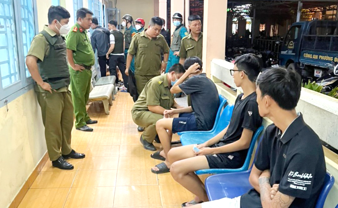 Lực lượng an ninh trật tự cơ sở ở Bình Dương kịp thời ngăn chặn nhóm thanh niên mang hung khí chuẩn bị đánh nhau