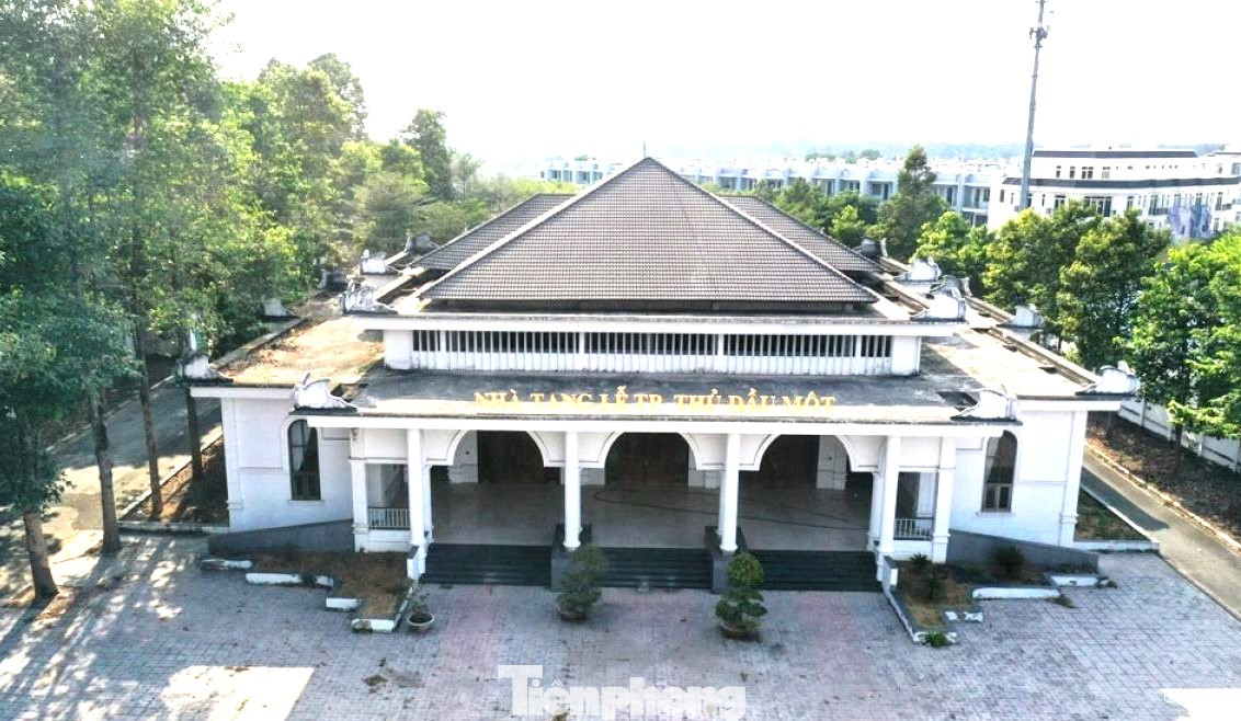 Nhà tang lễ TP. Thủ Dầu Một đưa vào hoạt động giúp các trường hợp chỗ ở không có nơi tổ chức tang lễ, đồng thời tạo ra nếp sống văn hóa, văn minh đô thị. Nhà tang lễ TP. Thủ Dầu Một đưa vào hoạt động giúp các trường hợp chỗ ở không có nơi tổ chức tang lễ, đồng thời tạo ra nếp sống văn hóa, văn minh đô thị.