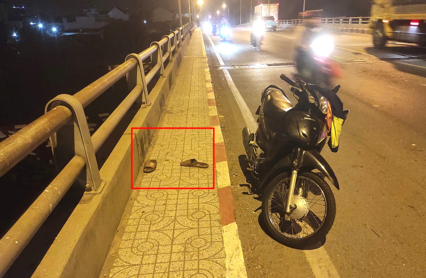 Xe máy và đôi dép để trên cầu Phú Cường nghi là của nạn nhân. Xe máy và đôi dép để trên cầu Phú Cường nghi là của nạn nhân.