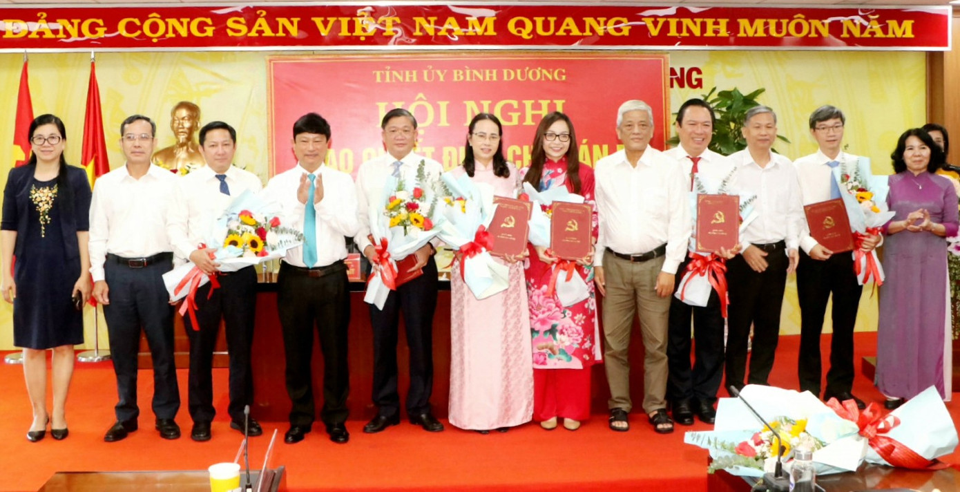 Phó bí thư, Chủ tịch UBND tỉnh Bình Dương Võ Văn Minh (thứ tư từ trái sang) và Trưởng Ban Tổ chức Tỉnh ủy Bình Dương Nguyễn Minh Thủy (ngoài cùng bìa phải) trao các quyết định cho cán bộ