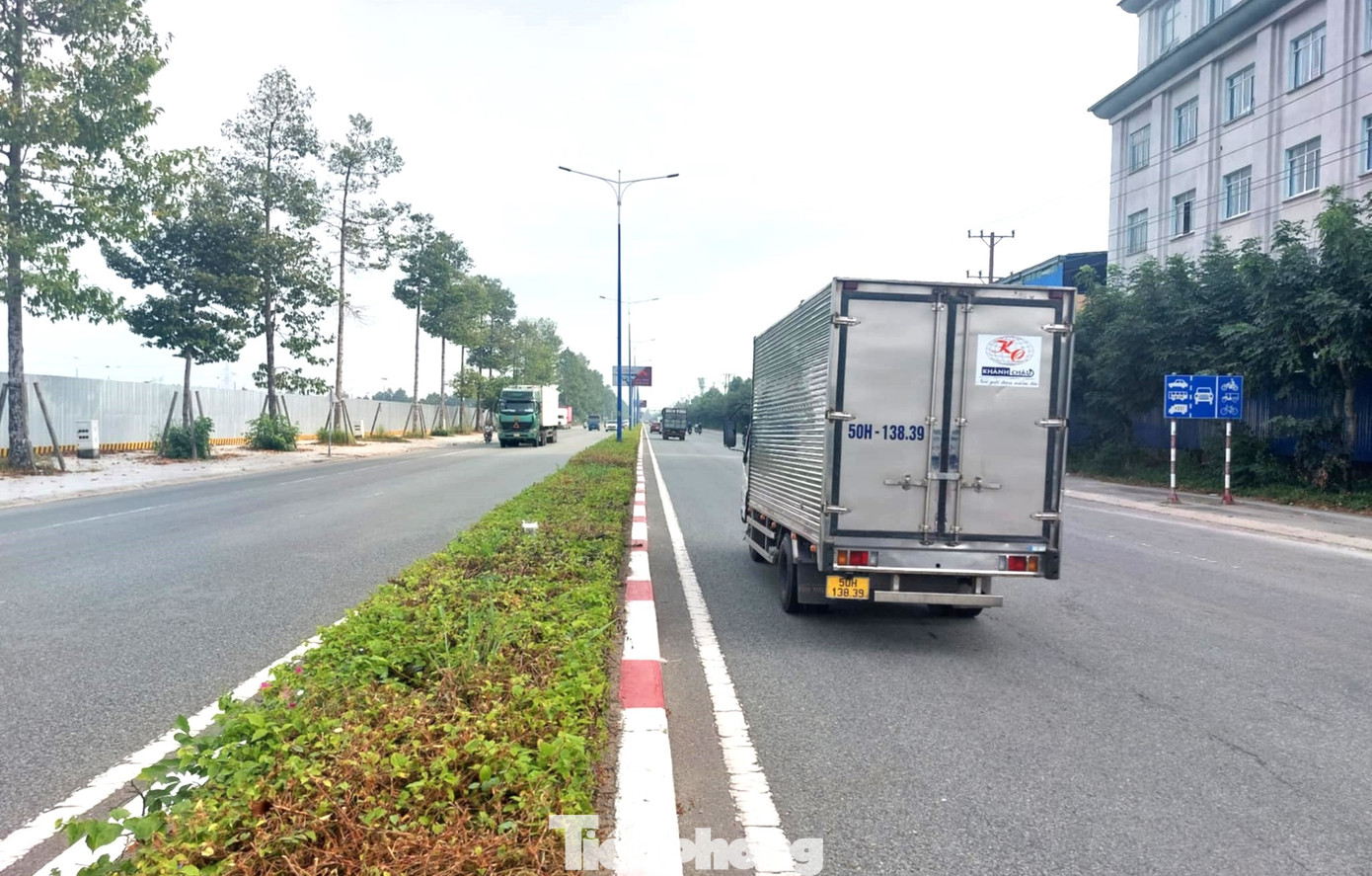 Đại diện Công an TP.Thủ Dầu Một cho biết, hệ thống camera giám sát giao thông được triển khai lắp đặt trên tuyến đường Điện Biên Phủ vào cuối tháng 4/2024. Tuy nhiên, đây mới chỉ trong thời gian thử nghiệm, chủ yếu giám sát tốc độ các phương tiện và chưa có trường hợp nào bị xử lý lỗi đi sai làn đường thông qua hệ thống camera. Đại diện Công an TP.Thủ Dầu Một cho biết, hệ thống camera giám sát giao thông được triển khai lắp đặt trên tuyến đường Điện Biên Phủ vào cuối tháng 4/2024. Tuy nhiên, đây mới chỉ trong thời gian thử nghiệm, chủ yếu giám sát tốc độ các phương tiện và chưa có trường hợp nào bị xử lý lỗi đi sai làn đường thông qua hệ thống camera.