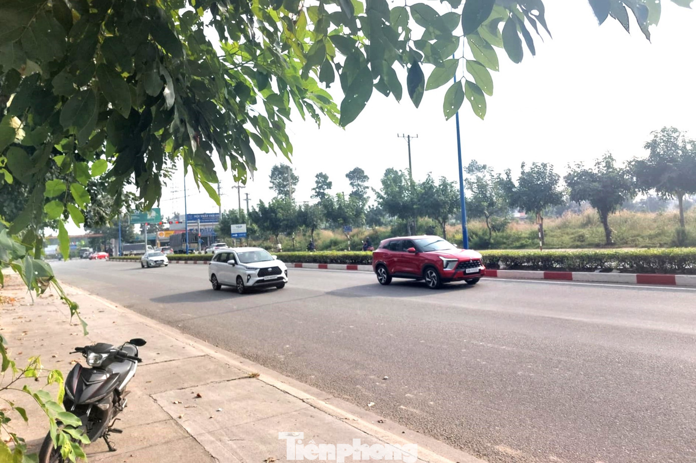 Anh Tuấn, một tài xế lái xe tải qua tuyến đường Điện Biên Phủ cho biết: “Đường không có vạch kẻ, nhưng có camera phạt nguội nên mỗi khi lưu thông qua đây, tôi phải cẩn thận, điều khiển xe đi sát vào làn liền kề dải phân cách”. Anh Tuấn, một tài xế lái xe tải qua tuyến đường Điện Biên Phủ cho biết: “Đường không có vạch kẻ, nhưng có camera phạt nguội nên mỗi khi lưu thông qua đây, tôi phải cẩn thận, điều khiển xe đi sát vào làn liền kề dải phân cách”.