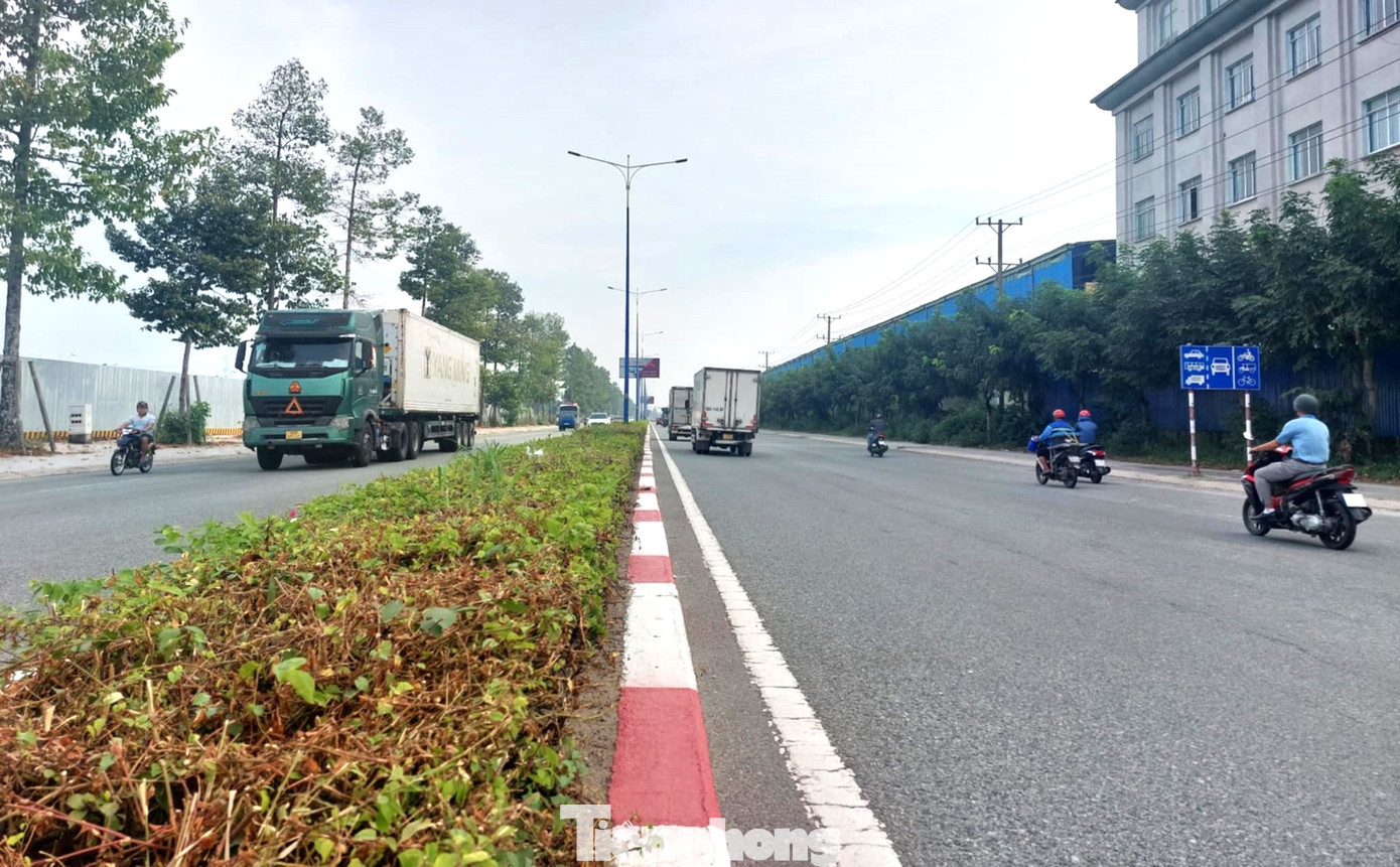 Anh Hưng, một tài xế lái ô tô lưu thông trên tuyến đường Điện Biên Phủ chia sẻ: “Tôi thường xuyên đi qua đường này và thấy rất bất tiện vì không có vạch kẻ phân làn. Lưu thông trên các tuyến đường, tôi có chút hồi hộp”. Anh Hưng, một tài xế lái ô tô lưu thông trên tuyến đường Điện Biên Phủ chia sẻ: “Tôi thường xuyên đi qua đường này và thấy rất bất tiện vì không có vạch kẻ phân làn. Lưu thông trên các tuyến đường, tôi có chút hồi hộp”.