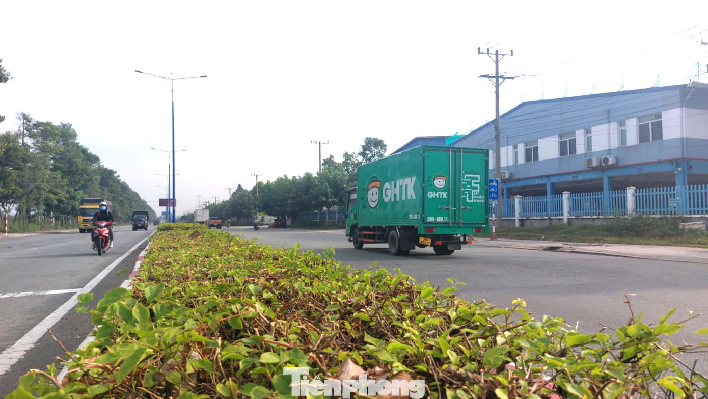 Đường Điện Biên Phủ có chiều dài khoảng 8 km, trong đó khoảng 6 km từ đoạn ngã tư giao với đường Võ Văn Kiệt tới điểm cuối tại ngã ba giao với đường Nguyễn Văn Linh không còn vạch kẻ phân làn ở cả hai chiều. Đường Điện Biên Phủ có chiều dài khoảng 8 km, trong đó khoảng 6 km từ đoạn ngã tư giao với đường Võ Văn Kiệt tới điểm cuối tại ngã ba giao với đường Nguyễn Văn Linh không còn vạch kẻ phân làn ở cả hai chiều.