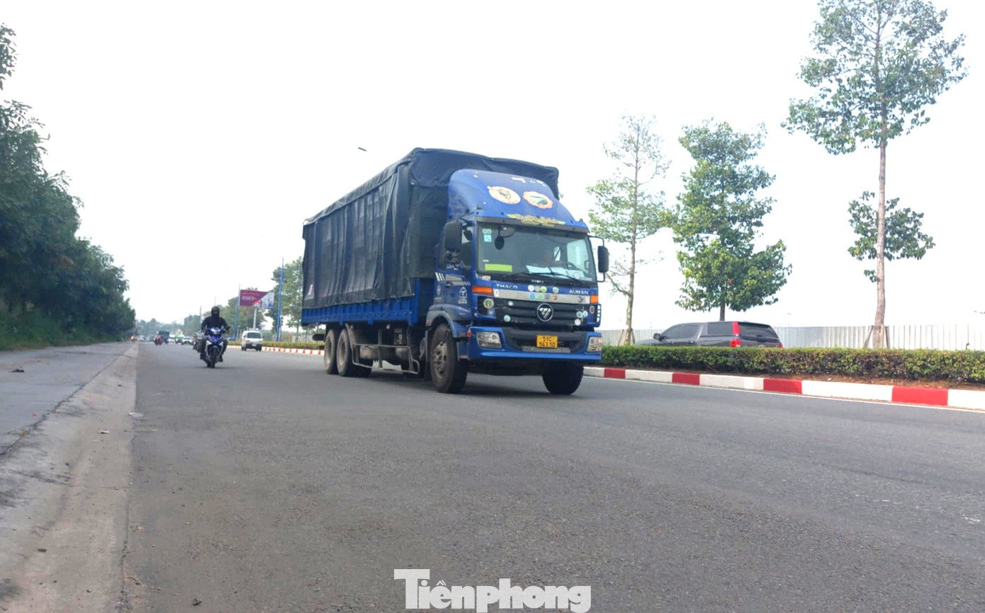 Dù không có vạch kẻ phân chia làn, nhưng các phương tiện vẫn lưu thông theo đúng 3 làn mỗi chiều. Dù không có vạch kẻ phân chia làn, nhưng các phương tiện vẫn lưu thông theo đúng 3 làn mỗi chiều.