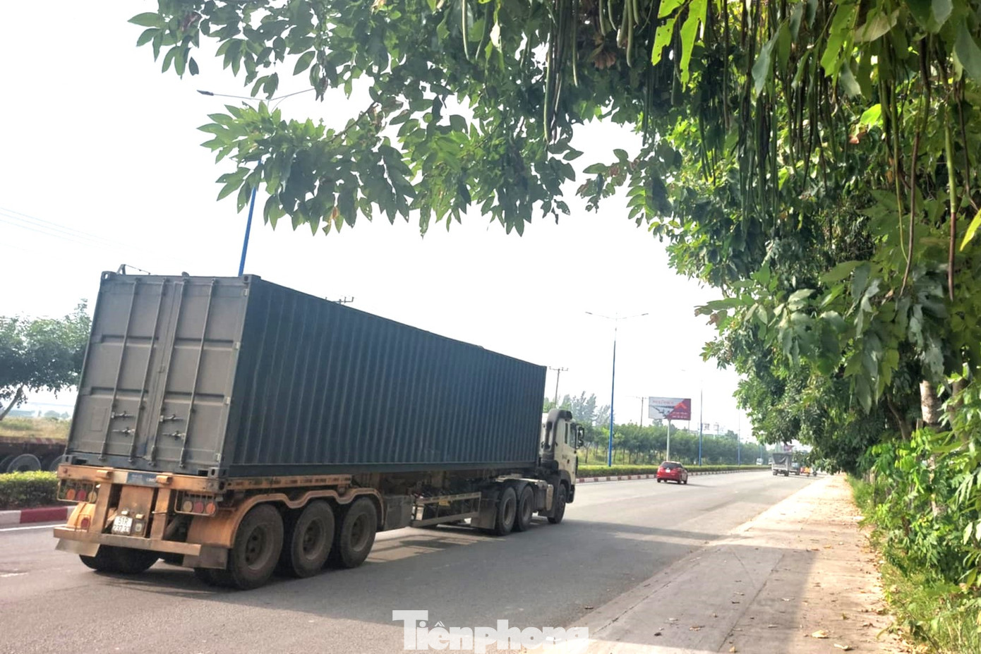 Hơn hai năm trở lại đây, vạch kẻ phân chia 6 làn xe biến mất hoàn toàn. Người tham gia giao thông điều khiển phương tiện theo cảm tính và tự phân chia làn để đi. Hơn hai năm trở lại đây, vạch kẻ phân chia 6 làn xe biến mất hoàn toàn. Người tham gia giao thông điều khiển phương tiện theo cảm tính và tự phân chia làn để đi.