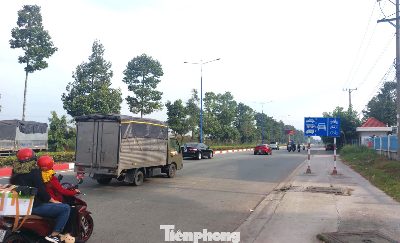 Đường Điện Biên Phủ điểm đầu giao với đường Mỹ Phước Tân Vạn và điểm cuối giao với đường Nguyễn Văn Linh. Tuyến đường này đi qua các khu công nghiệp Đại Đăng, Kim Huy, Sóng Thần 2 và 3 với lưu lượng phương tiện đi lại đông mỗi ngày. Đường Điện Biên Phủ điểm đầu giao với đường Mỹ Phước Tân Vạn và điểm cuối giao với đường Nguyễn Văn Linh. Tuyến đường này đi qua các khu công nghiệp Đại Đăng, Kim Huy, Sóng Thần 2 và 3 với lưu lượng phương tiện đi lại đông mỗi ngày.