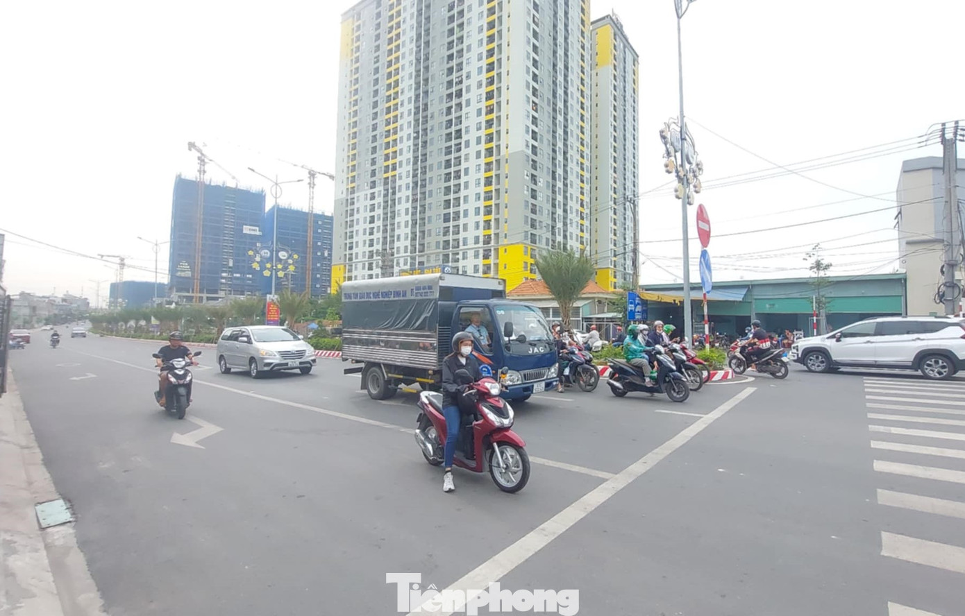 Ngày 26/11, ghi nhận của phóng viên, đường Trục chính Đông-Tây nối Bình Dương với TPHCM cơ bản đã hoàn thành, chỉ còn điểm đấu nối với quốc lộ 1A, đoạn Bến xe Miền Đông mới.