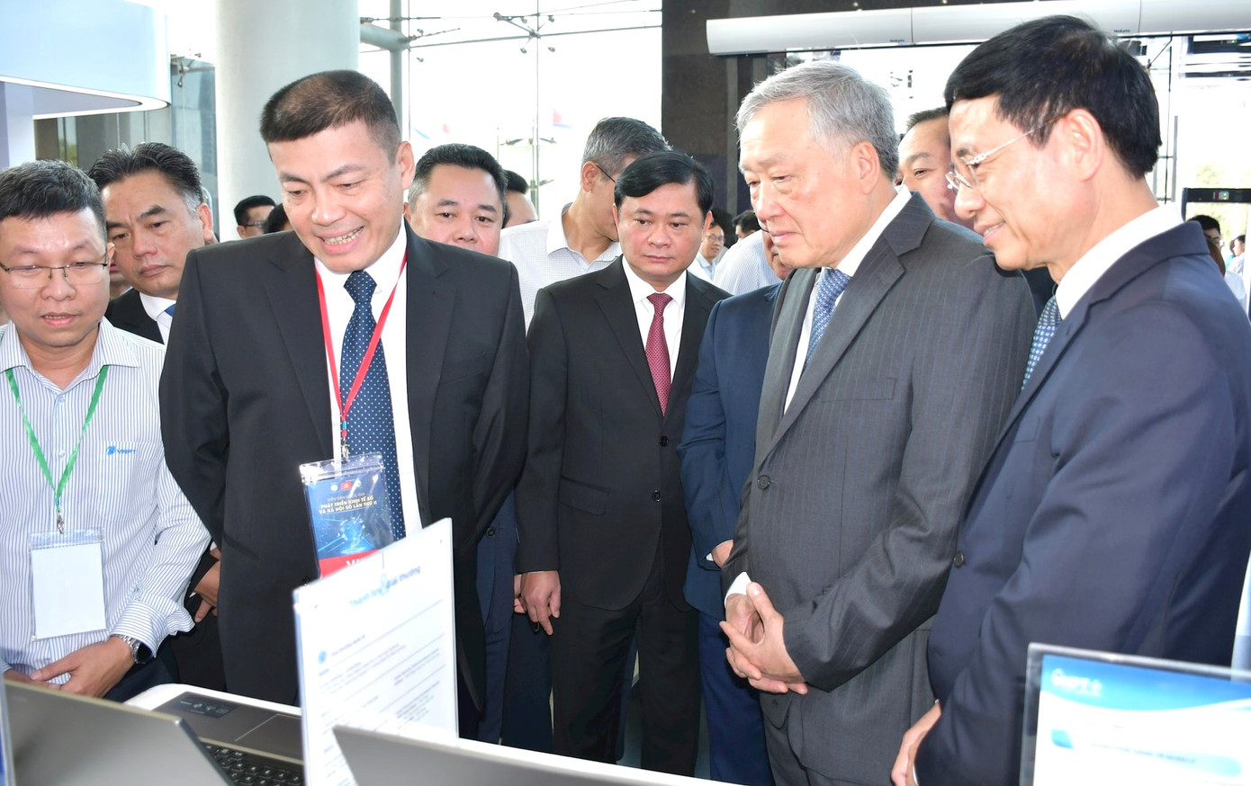 Phó Thủ tướng Thường trực Nguyễn Hòa Bình cùng các đại biểu tham quan gian trưng bày sản phẩm số tại diễn đàn Phó Thủ tướng Thường trực Nguyễn Hòa Bình cùng các đại biểu tham quan gian trưng bày sản phẩm số tại diễn đàn