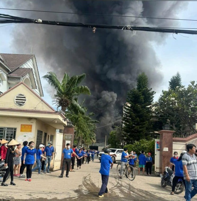 Công nhân rời khỏi hiện trường vụ cháy Công nhân rời khỏi hiện trường vụ cháy