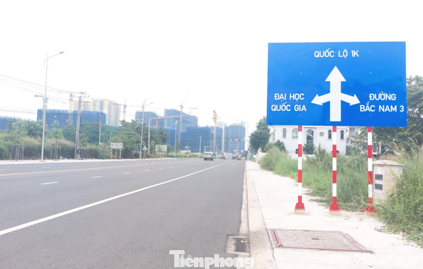 Đường Trục chính Đông-Tây có điểm đầu kết nối với Quốc lộ 1K (Bình Dương) qua Vành đai làng đại học (khu đô thị Đại học Quốc gia TPHCM) ra Xa lộ Hà Nội (Quốc lộ 1A) và điểm cuối dẫn thẳng vào Bến xe Miền Đông mới của TPHCM.