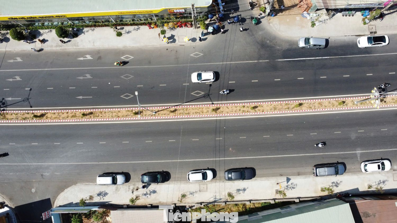 Đường Trục chính Đông - Tây vỉa hè rộng khoảng 3m với hệ thống biển báo và bảng chỉ dẫn được lắp đặt đầy đủ. Toàn tuyến có khoảng 200 cột đèn chiếu sáng và 8 hệ thống đèn tín hiệu giao thông.