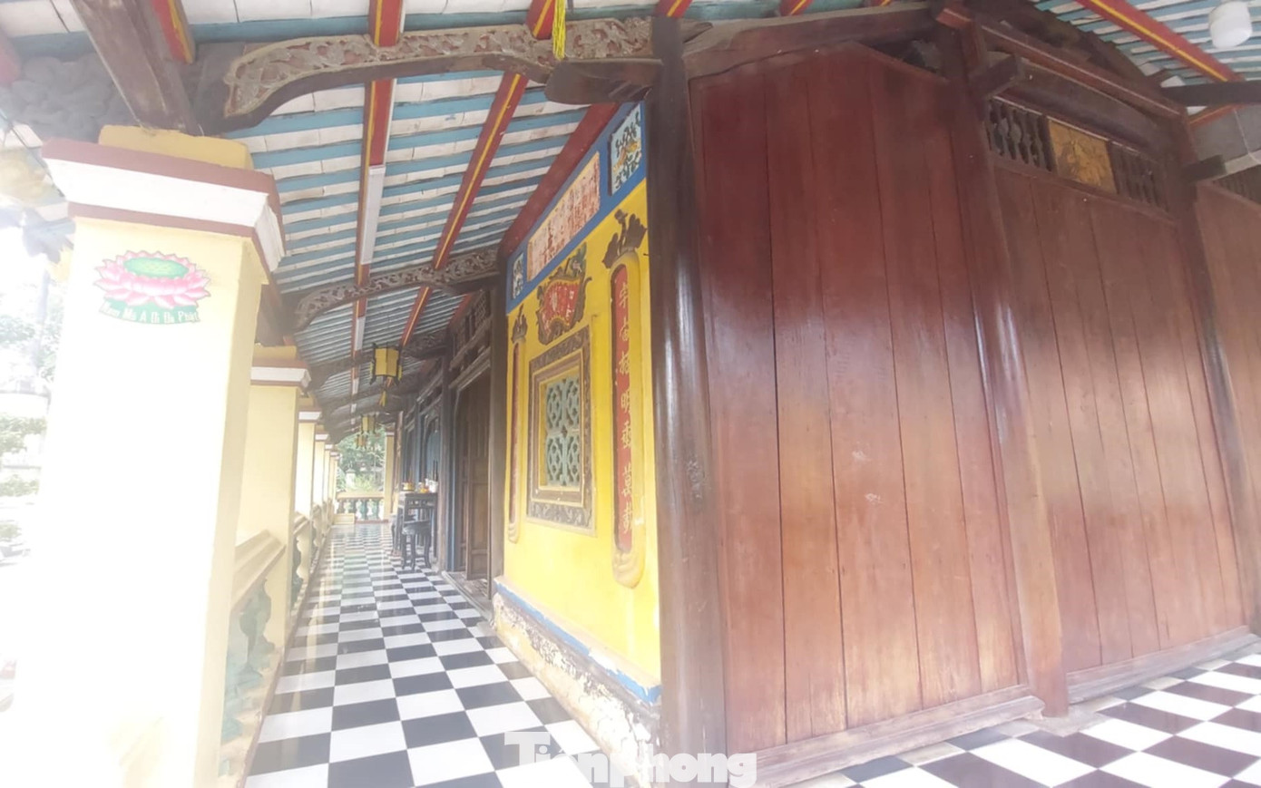 Về phần liễn đối, thơ văn còn lưu giữ phong phú, giá trị khó có ngôi chùa nào sánh kịp. Nhiều người cũng nhắc đến câu đối của cụ phó bảng Nguyễn Sinh Sắc còn lưu ở chùa Hội Khánh, với ý nghĩa ngôn từ hàm súc của thiền học: “Đại đạo quảng khai thố giác khuê đàm để nguyệt. Thiền môn giáo dưỡng, qui mao thằn thụ đầu phong” (Tạm dịch: mở rộng đạo lớn như sừng thỏ như mò trăng đáy nước. Nuôi dưỡng mái chùa như lông rùa như cột gió đầu cây).