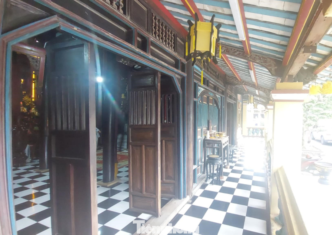 Về cấu trúc chùa gồm bốn phần chính: Tiền điện - chánh điện, giảng đường kiến trúc này có 92 cột gỗ quý, Đông lang và Tây lang chùa bố trí theo kiểu “sắp đôi” nối liền nhau với kiến trúc “trùng thềm, trùng lương”. Đây là biến tấu đặc biệt trong kiến trúc theo truyền thống chùa cổ xứ Nam Kỳ.