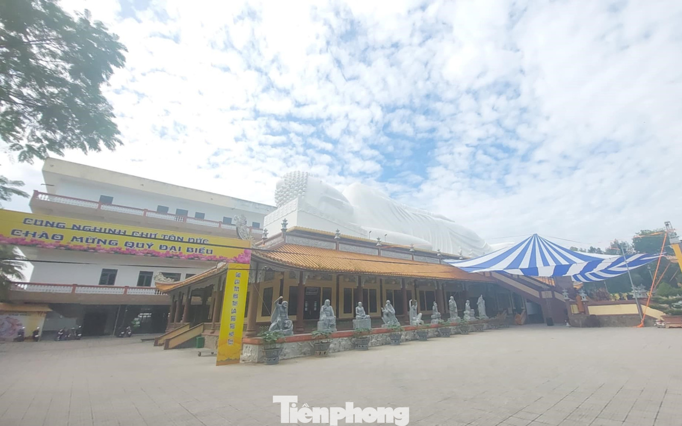 Năm 2008, Phật đài quy mô lớn, cao 22 m được xây dựng ở khu đất phía trước chùa. Tầng trệt là dãy nhà chiều dài 64 m, chiều ngang 23 m dùng làm trường Phật học, thư viện… Tầng trên tôn trí đại tượng đức Bổn sư Thích Ca nhập Niết bàn cao 12 m, dài 52 m. Đây là công trình mỹ thuật đáng tự hào của Phật giáo Bình Dương, được khánh thành trọng thể vào ngày Rằm tháng Hai năm Canh Dần (30/3/2010) mừng 1.000 năm Thăng Long - Hà Nội.