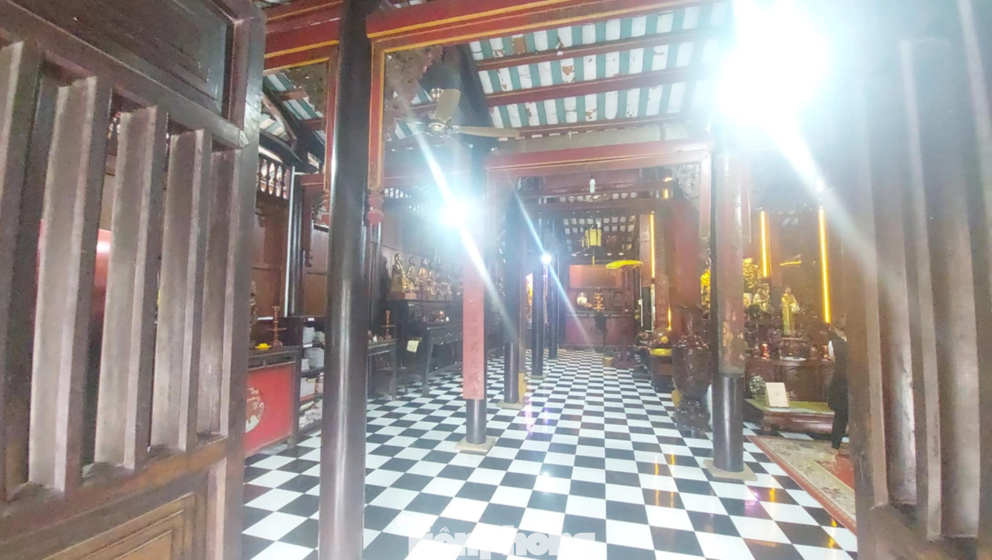 Chánh điện với kèo cột, vách gỗ và ba bộ cửa bức màn, còn có gần 100 tượng gỗ, các vị La Hán và thập điện Minh Vương dáng vẻ khác nhau được tạo bằng gỗ mít sơn son thép vàng. Đặc biệt có hai bức phù điêu chạm hình 18 vị La Hán và các vị bồ tát, tạo nên một công trình điêu khắc tuyệt mỹ, có giá trị nghệ thuật cao mang đặc trưng của phong cách điêu khắc gỗ Bình Dương xưa.