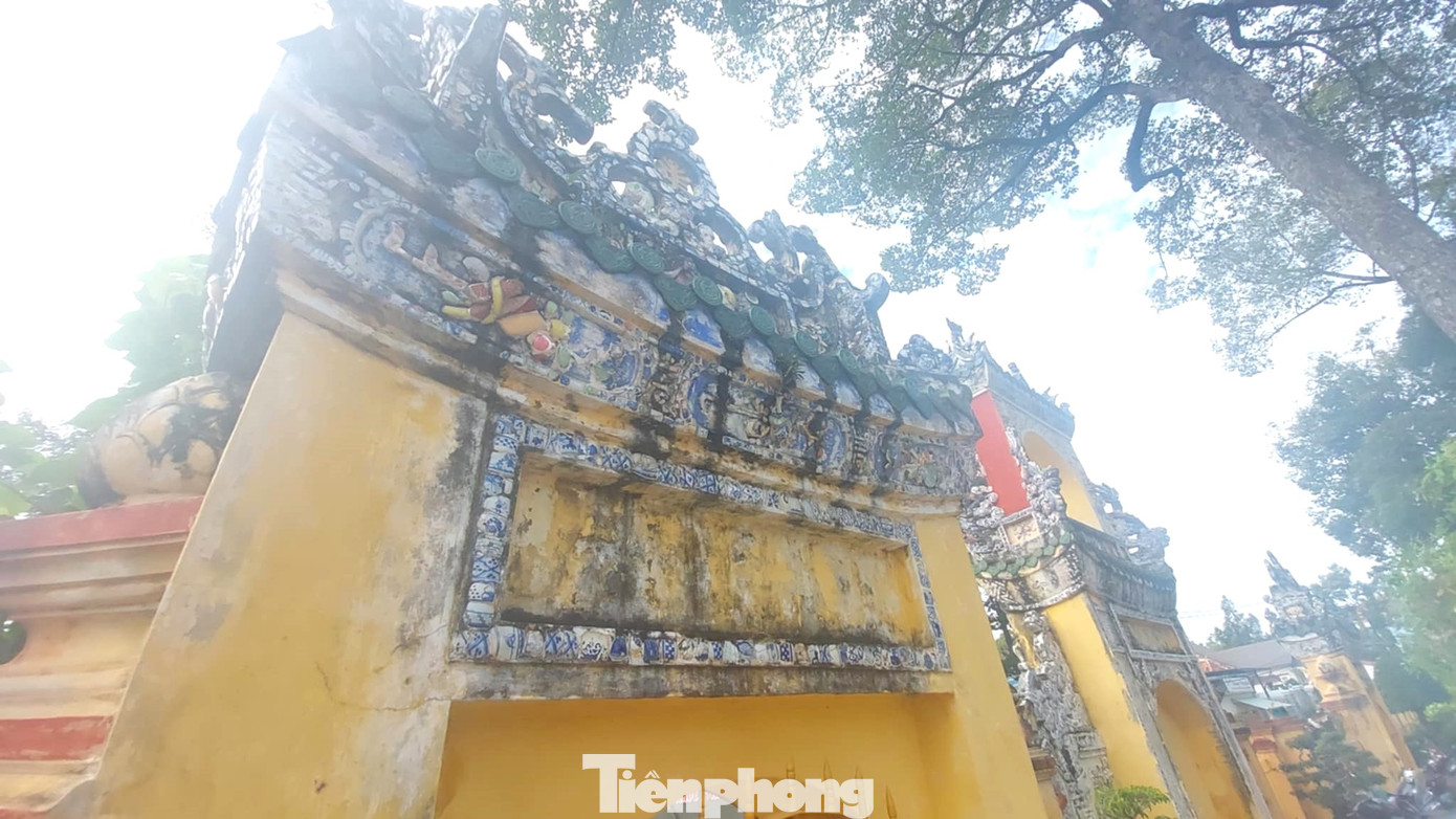 Chùa xây dựng từ thế kỷ XVIII (1741), 1861 chùa đã bị giặc Pháp thiêu hủy. Đến năm 1868, chùa được xây dựng lại ở vị trí hiện nay với diện tích xây dựng 1.211 m2. Năm 2007 chùa xây dựng thêm ngôi tháp 7 tầng cao 27 m và tái tạo lại Phật tích “Tứ động tâm”.