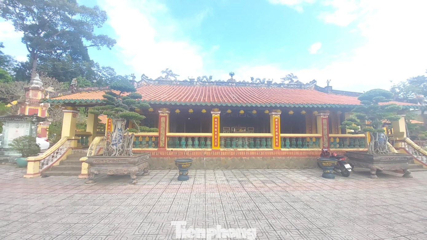 Chùa Hội Khánh là ngôi chùa cổ hàng trăm năm tuổi. Chùa do Đại Ngạn thiền sư xây dựng năm 1741 với kiến trúc kiểu Nam Bộ trùng thềm trùng lươn - tức là nối sát nhau liên tục.