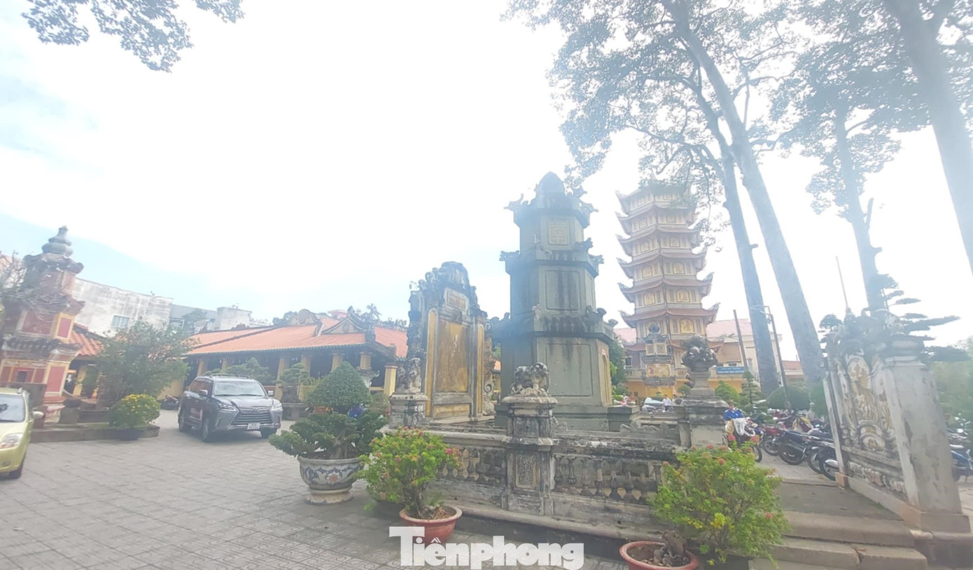 Cấu trúc chùa gồm tiền điện, chính điện, hậu tổ, giảng đường, đông lan, tây lan. Cổng chùa được đắp những hình nổi làm bằng sành sứ màu, sau này chùa còn được xây thêm tháp đựng kinh sách. Tháp khá cao và nhìn như một Tàng kinh các theo kiến trúc chùa cổ như kiểu Thiếu Lâm tự.