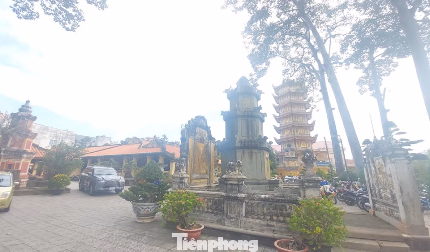 Cấu trúc chùa gồm tiền điện, chính điện, hậu tổ, giảng đường, đông lan, tây lan. Cổng chùa được đắp những hình nổi làm bằng sành sứ màu, sau này chùa còn được xây thêm tháp đựng kinh sách. Tháp khá cao và nhìn như một Tàng kinh các theo kiến trúc chùa cổ như kiểu Thiếu Lâm tự.