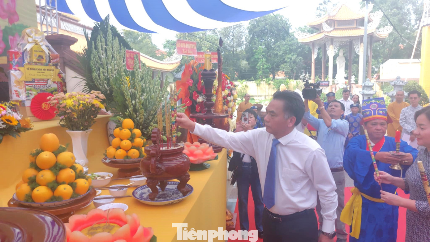 Sáng 27/11, tỉnh Bình Dương tổ chức Lễ giỗ lần thứ 95 cụ Phó bảng Nguyễn Sinh Sắc tại chùa Hội Khánh. Trong ảnh là Phó chủ tịch UBND tỉnh Bình Dương Nguyễn Lộc Hà thắp hương viếng Cụ Phó bảng Nguyễn Sinh Sắc.