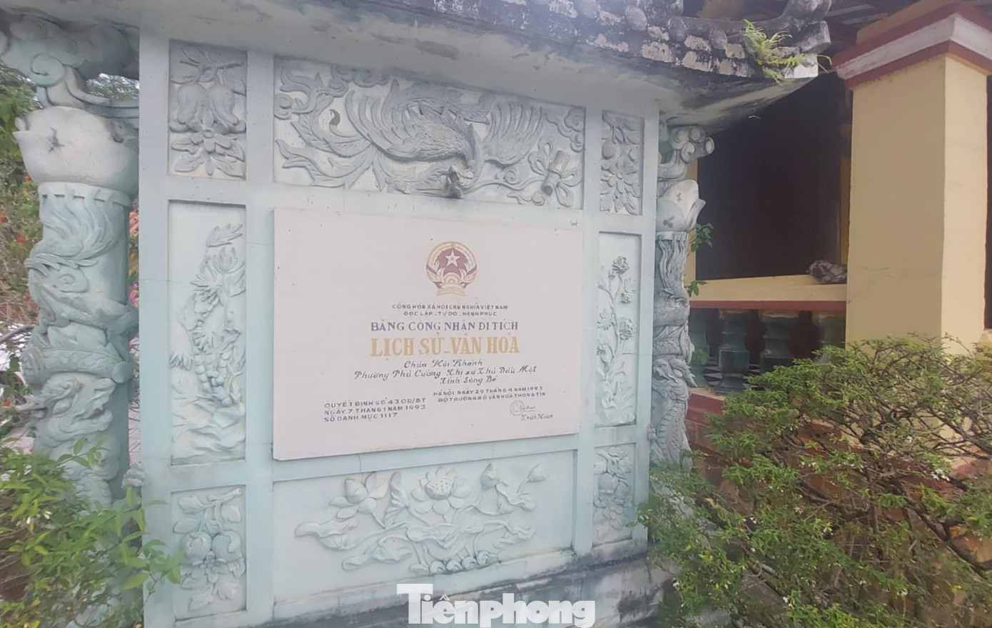 Chùa Hội Khánh tọa lạc dưới chân đồi, cách trung tâm TP.Thủ Dầu Một 500 m về hướng Đông, đường Bác sĩ Yersin (phường Phú Cường) là một công trình kiến trúc tôn giáo, nghệ thuật lớn nhất Bình Dương, được công nhận di tích lịch sử - văn hóa cấp quốc gia ngày 7/1/1993.