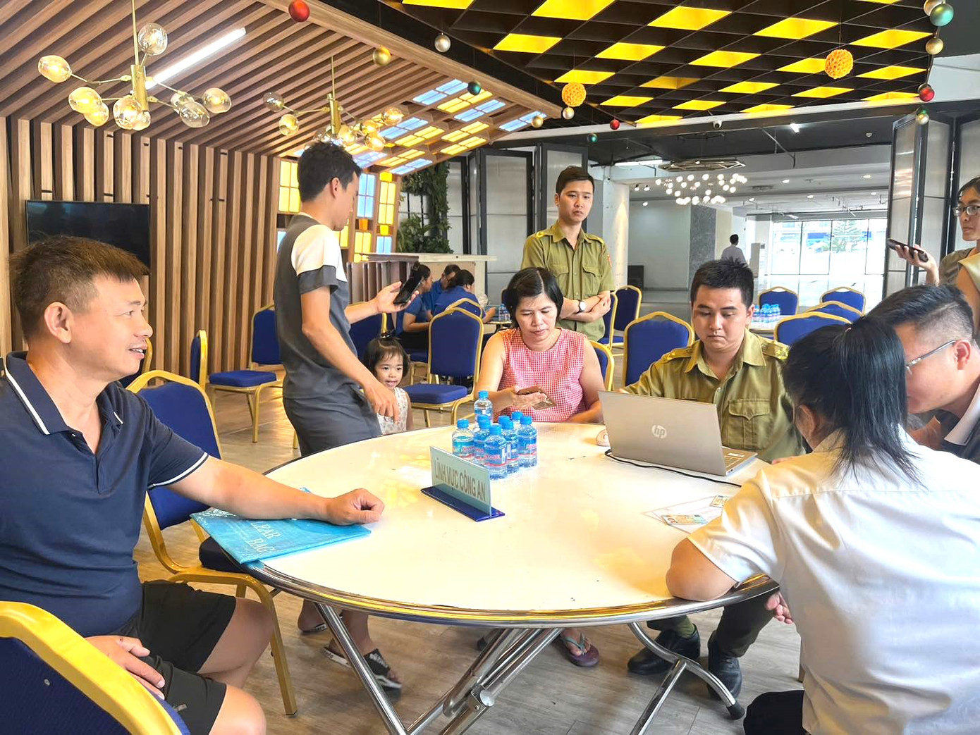 Lực lượng chức năng đến tận khu chung cư để hướng dẫn người dân giải quyết thủ tục hành chính trực tuyến Lực lượng chức năng đến tận khu chung cư để hướng dẫn người dân giải quyết thủ tục hành chính trực tuyến