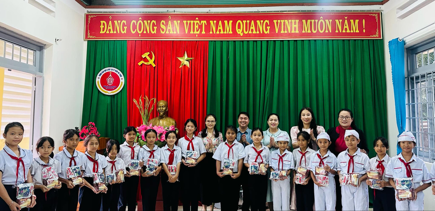 Tặng quà cho các em học sinh tại Đắk Lắk