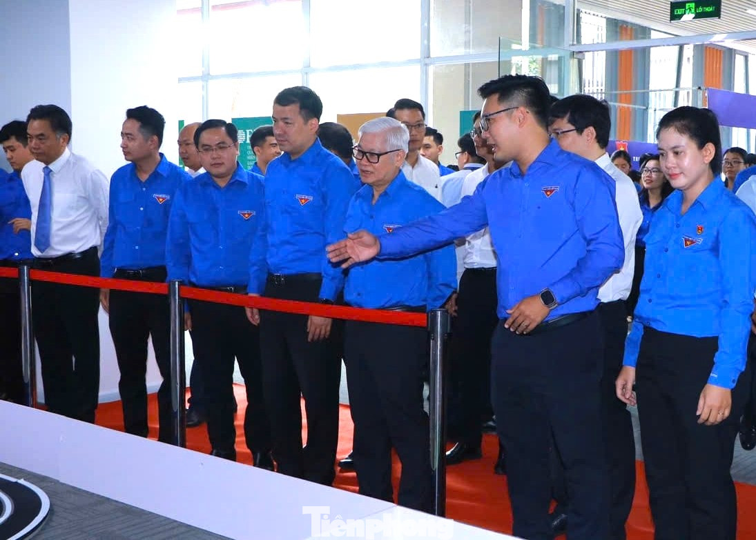 Các đại biểu nghe giới thiệu về mô hình sáng tạo của các bạn trẻ.