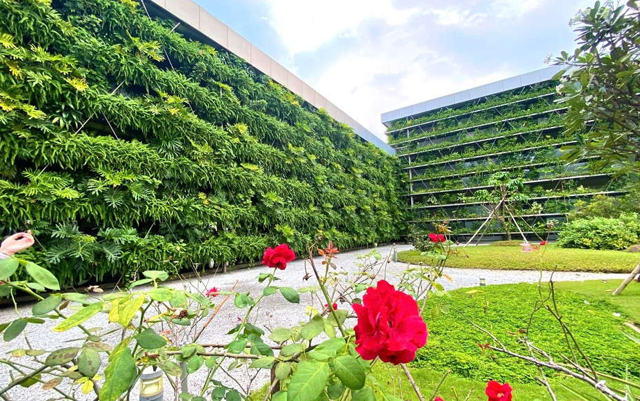 Nhà máy nổi bật với việc áp dụng các nguyên tắc thông gió tự nhiên và sử dụng cây xanh cho toàn bộ mặt ngoài, giúp giảm tiêu thụ năng lượng và lượng khí nhà kính thải ra.