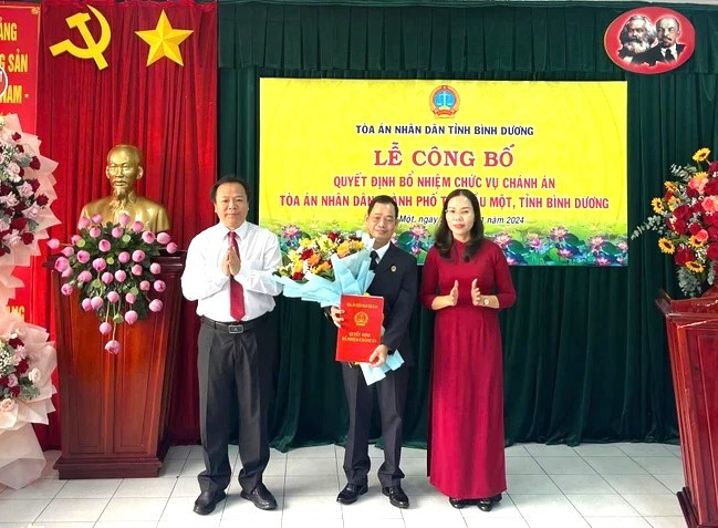 Ông Hoàng Huy Toàn (giữa) giữ chức vụ Chánh án TAND TP.Thủ Dầu Một Ông Hoàng Huy Toàn (giữa) giữ chức vụ Chánh án TAND TP.Thủ Dầu Một