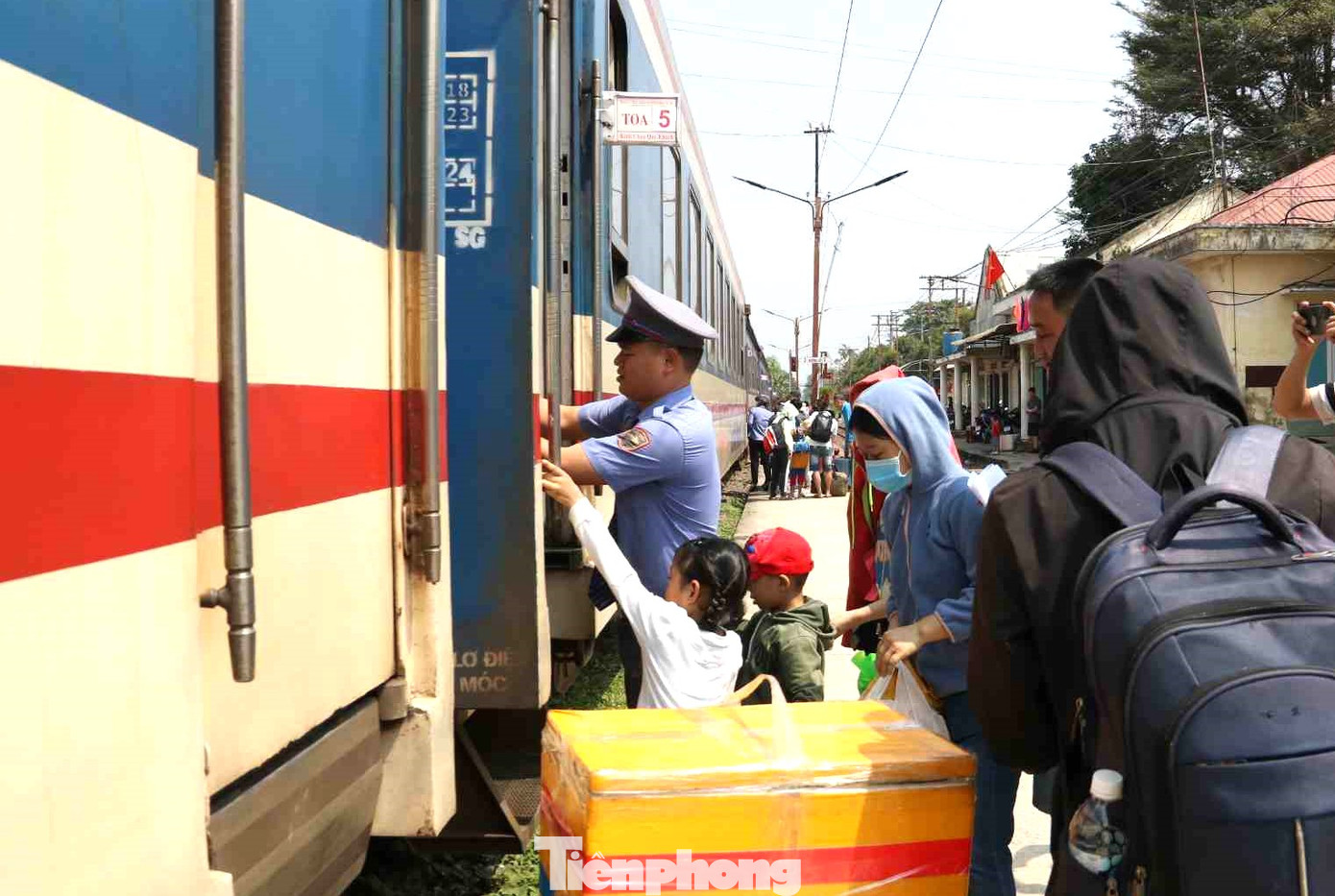 Công nhân ở Bình Dương được tặng vé miễn phí lên tàu về quê ăn Tết. Ảnh tư liệu.